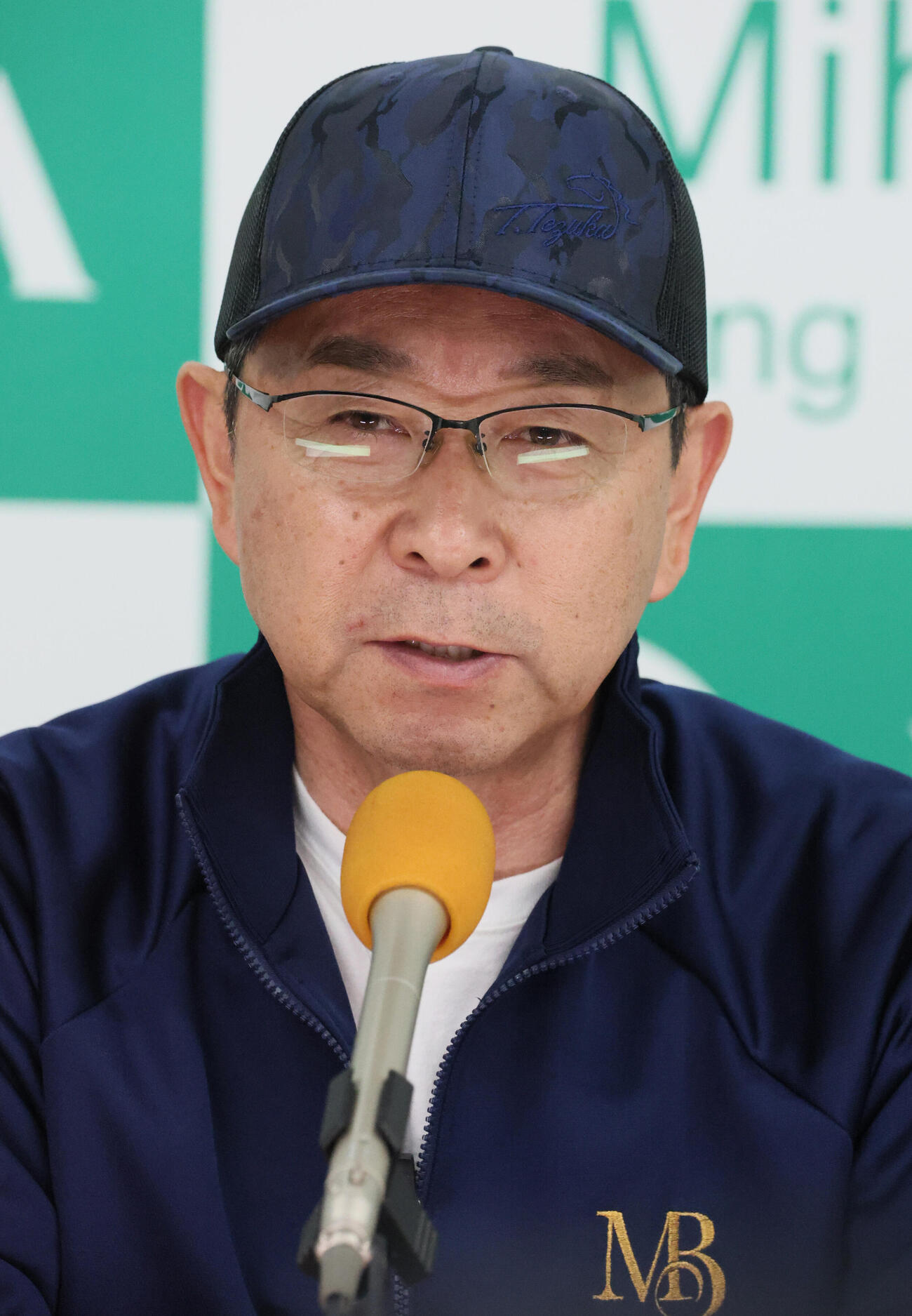手塚貴久調教師（2026年5月撮影）