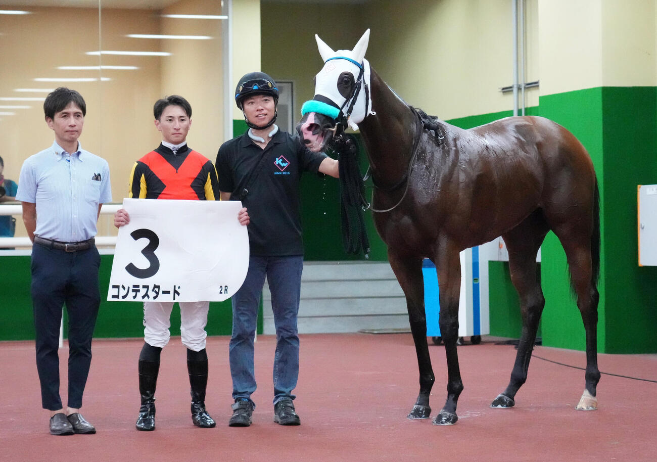 中京2Rメイクデビュー中京（2歳新馬戦）を制し「口取り」するコンテスタード（撮影・森本幸一）