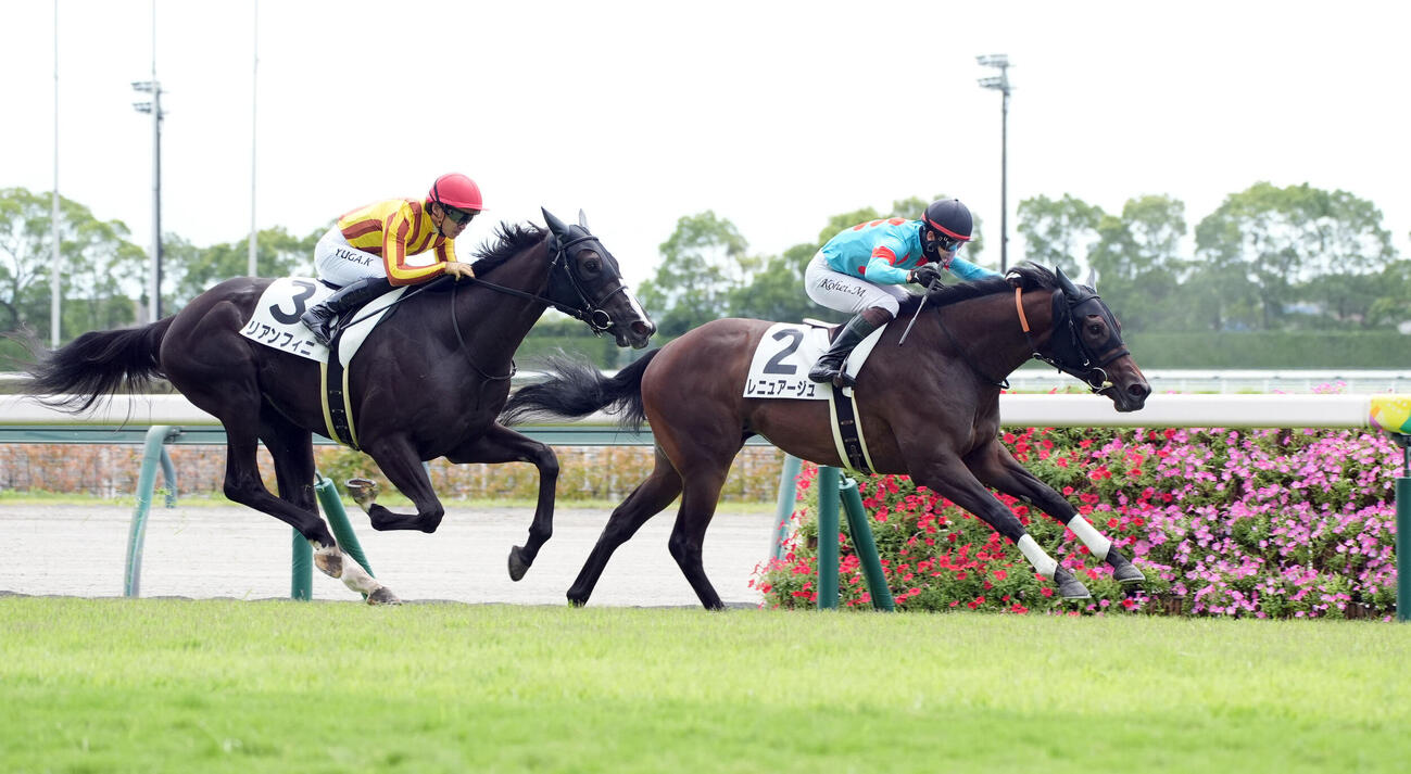 中京2R、2歳新馬戦を制したレニュアージュ（右）（撮影・森本幸一）