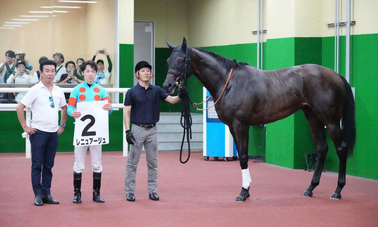 中京2R、2歳新馬戦を制し口取りに納まるレニュアージュ（撮影・森本幸一）
