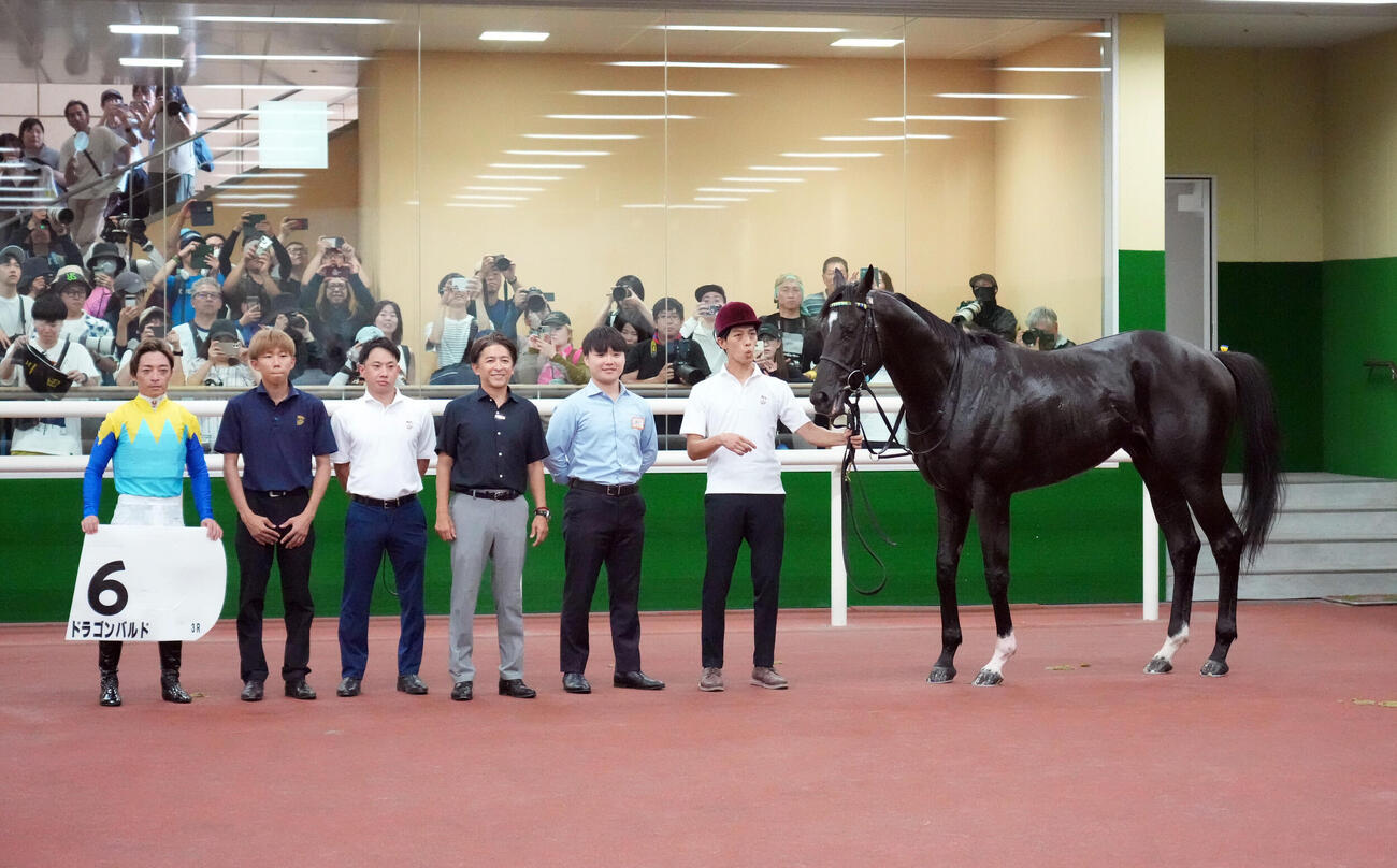 中京3R、2歳新馬戦を制し口取りに納まるドラゴンバルド（撮影・森本幸一）