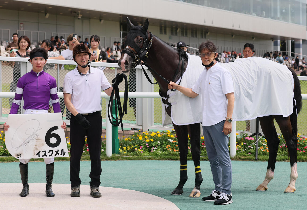 新潟2R、2歳新馬戦を制したイスクメルの口取りをする田山旺佑騎手と矢野英一調教師（撮影・丹羽敏通）