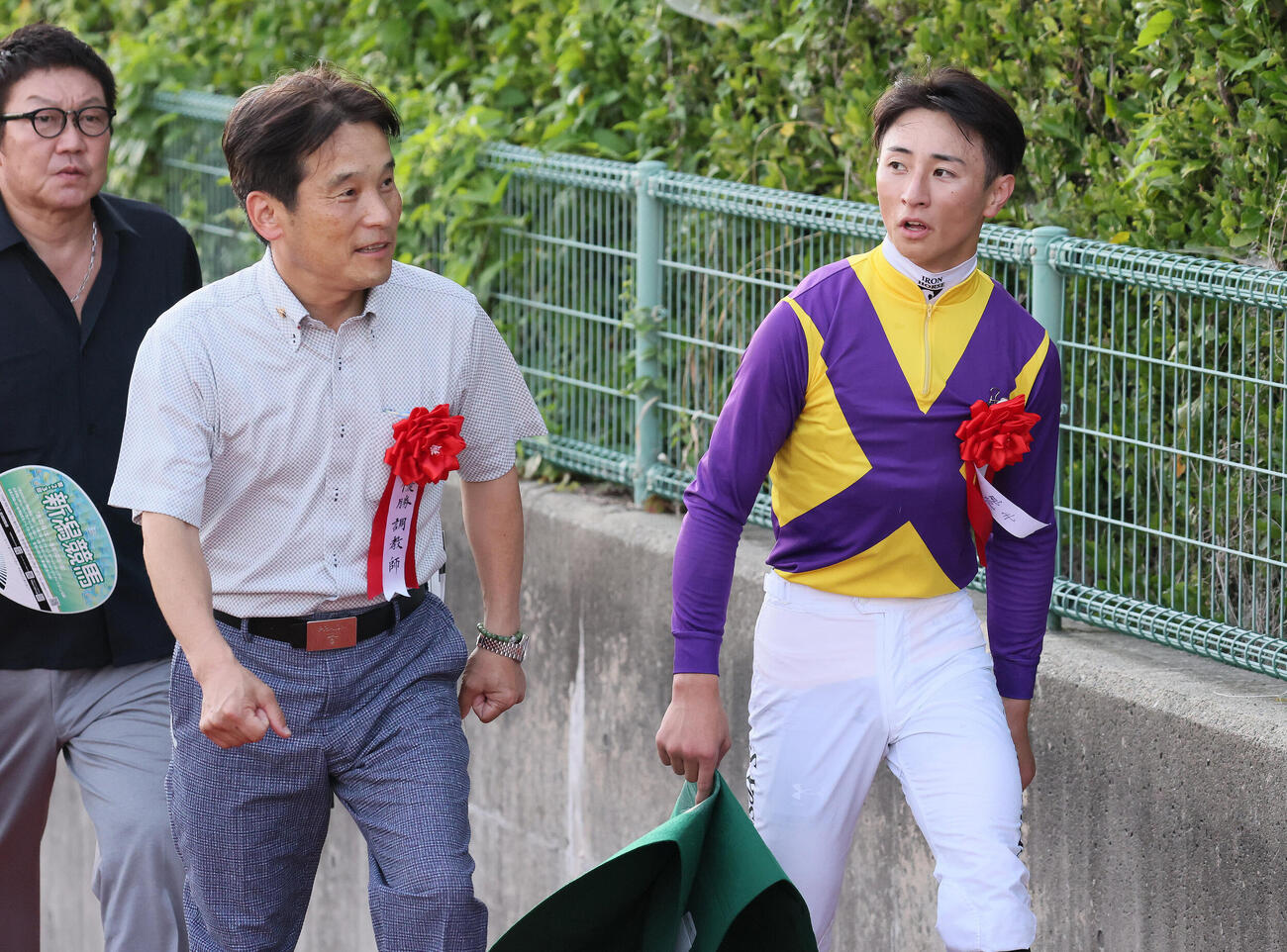 レパードSをチェリヴェントで制した清水久嗣調教師（左）と吉村誠之助騎手（撮影・丹羽敏通）