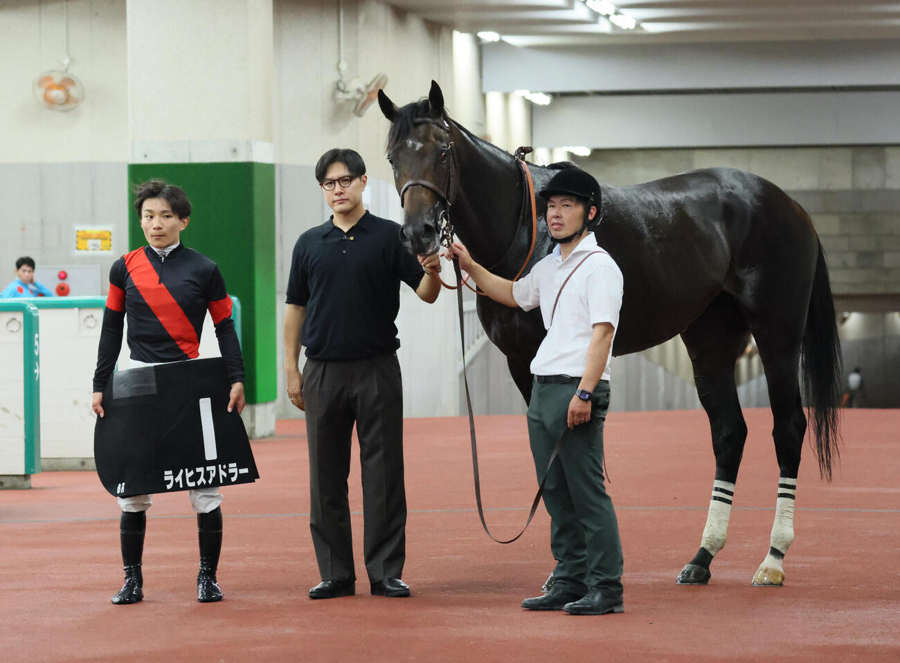 佐渡Sを制し、屋内で口取りをする佐々木大輔騎手と上原佑紀調教師（撮影・丹羽敏通）