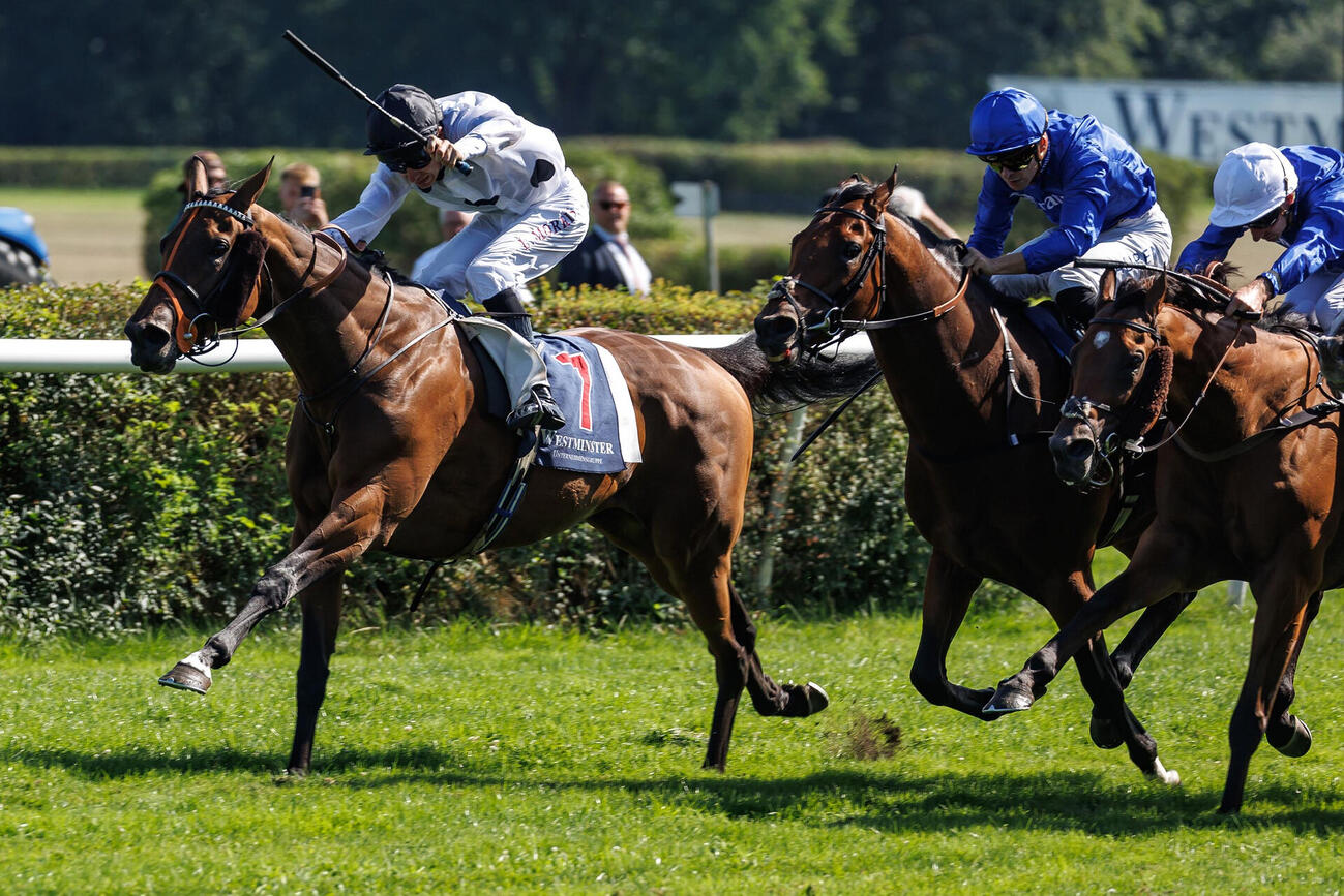 ベルリン大賞を制したティファニーとルーク・モリス騎手（C）German Gallop／Marc Ruhl