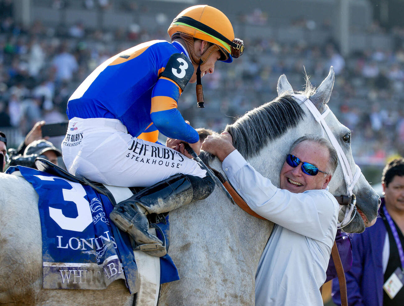 BCクラシックを制したホワイトアバリオに抱きつくダトロー調教師（C）Carolyn Simancik／Eclipse Sportswire／Breeders Cup