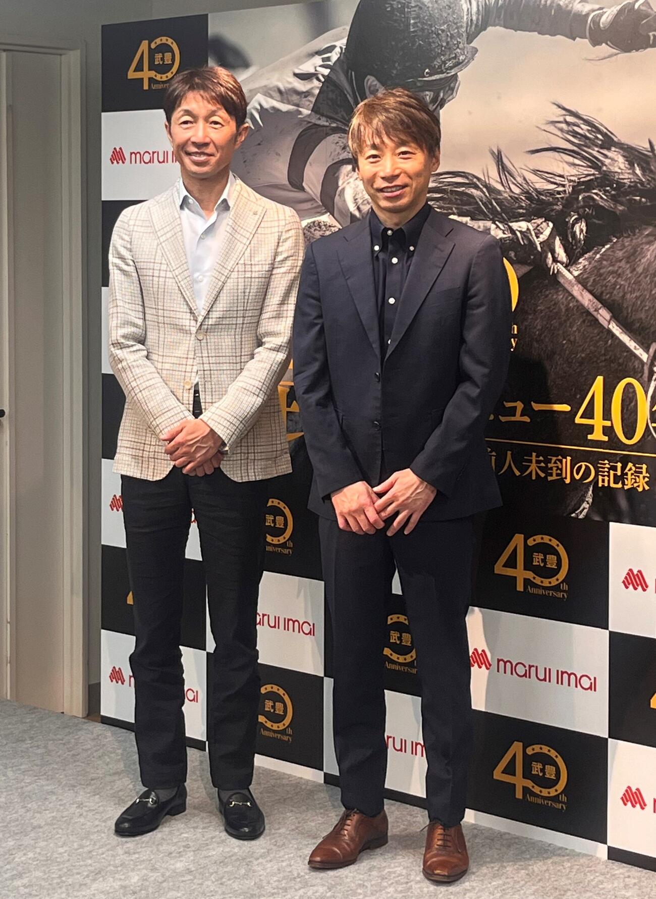 札幌丸井今井本店でトークショーを行った武豊騎手（左）と池添謙一騎手（撮影・桑原幹久）