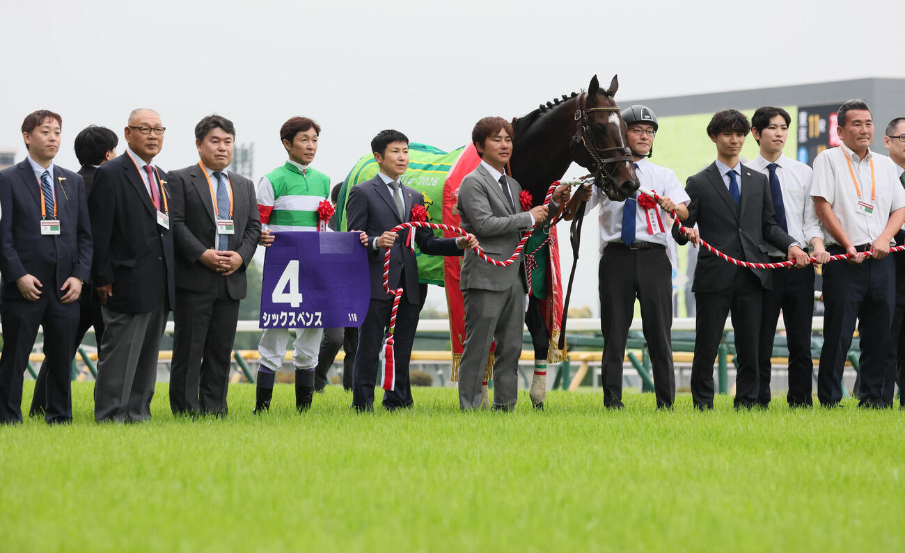 6月7日、安田記念を制したシックスペンスの口取りをする武豊騎手と田中博康調教師