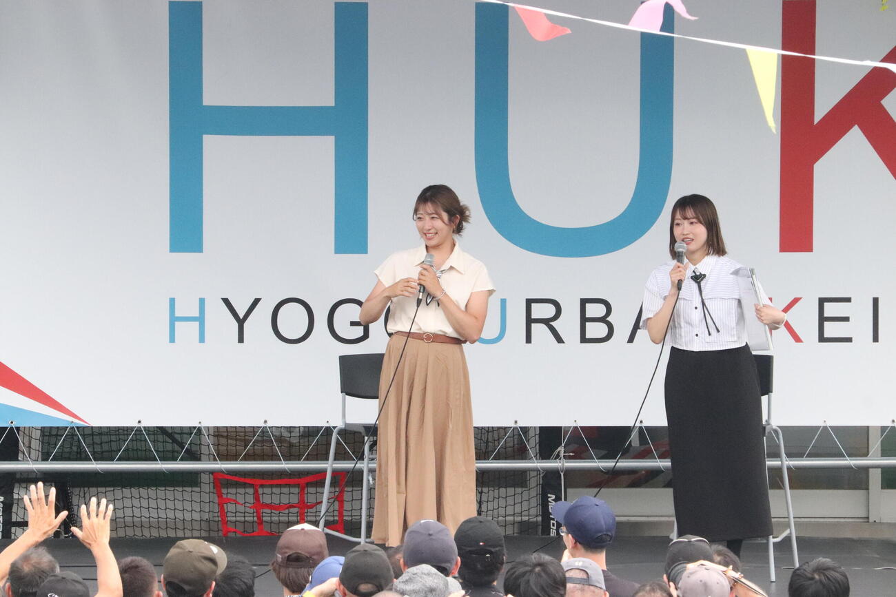 阪神アーバン競馬でトークショーに出演した今村聖奈騎手（左）
