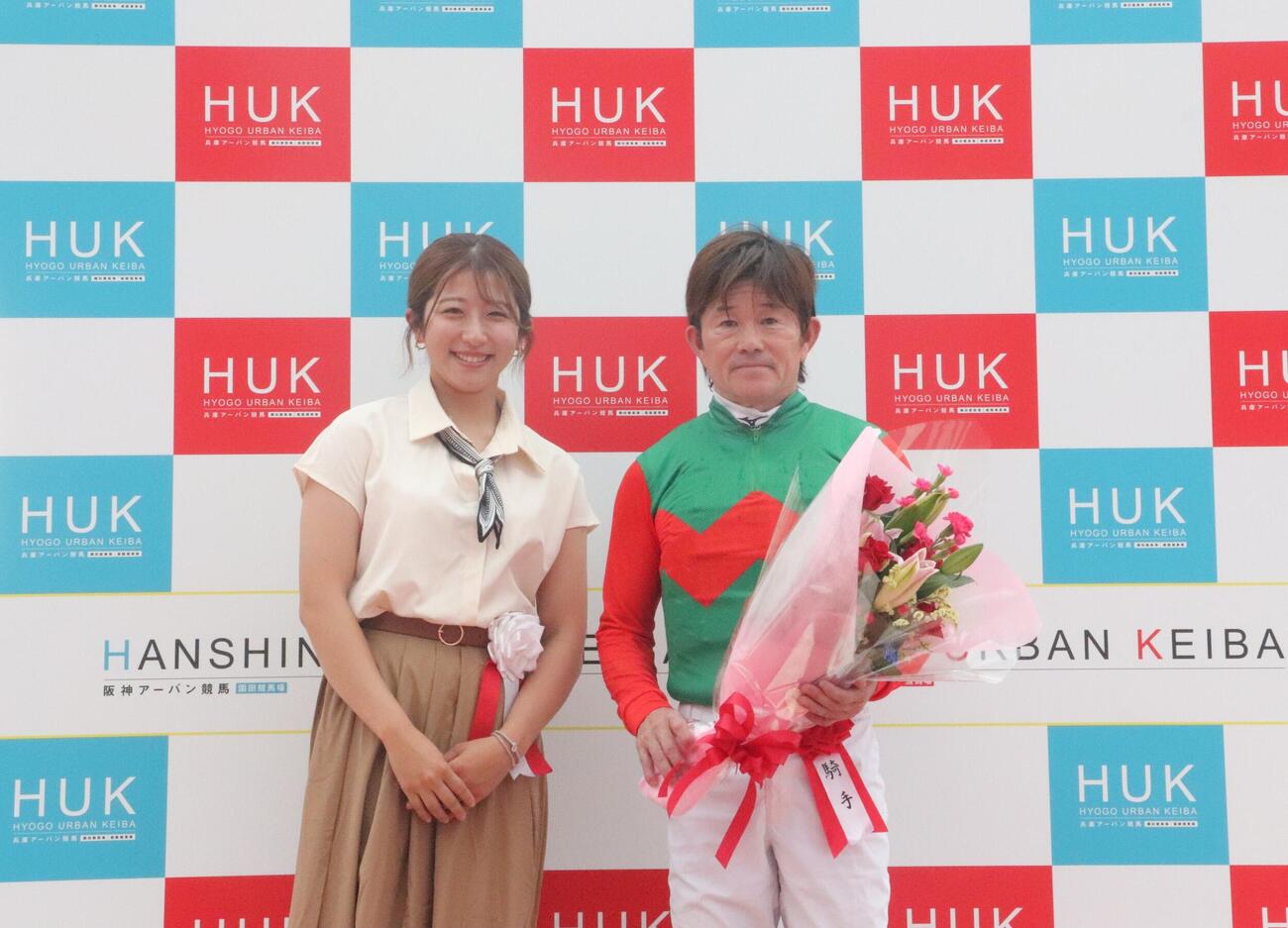 園田11R「夜さ恋サマースプリント」を勝利した小牧太騎手（右）と今村聖奈騎手