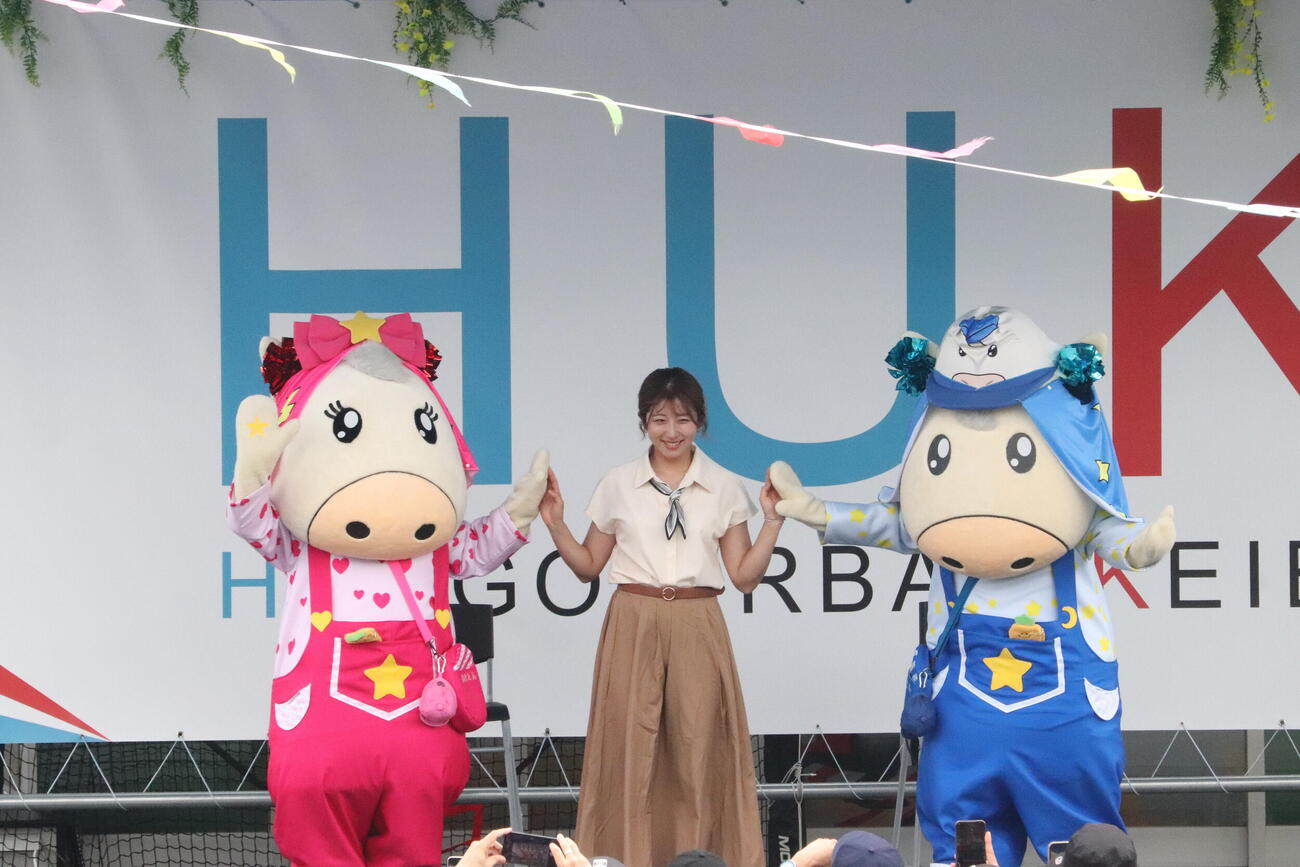 阪神アーバン競馬でトークショーに出演した今村聖奈騎手（中央）と、マスコットキャラクターのそのたん（右）とひめたん