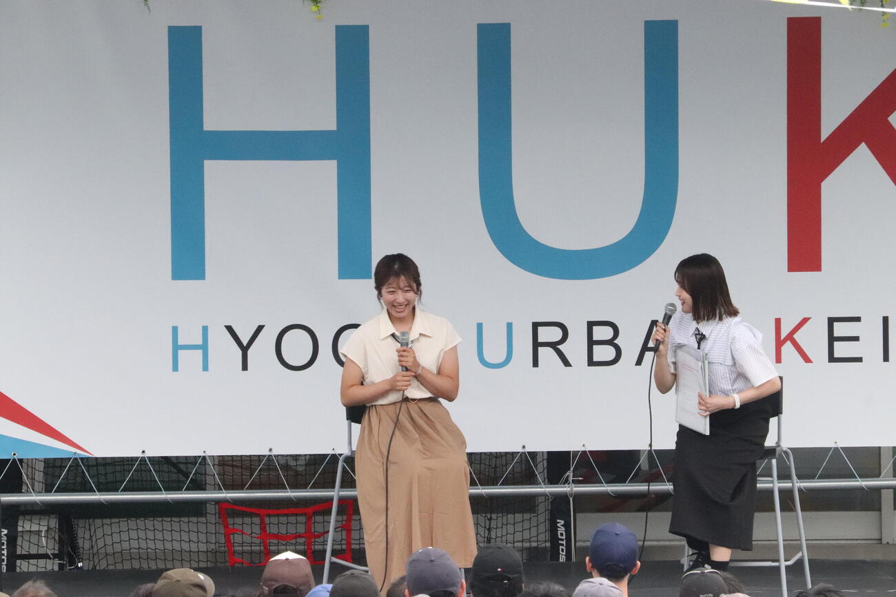 阪神アーバン競馬でトークショーに出演した今村聖奈騎手（左）