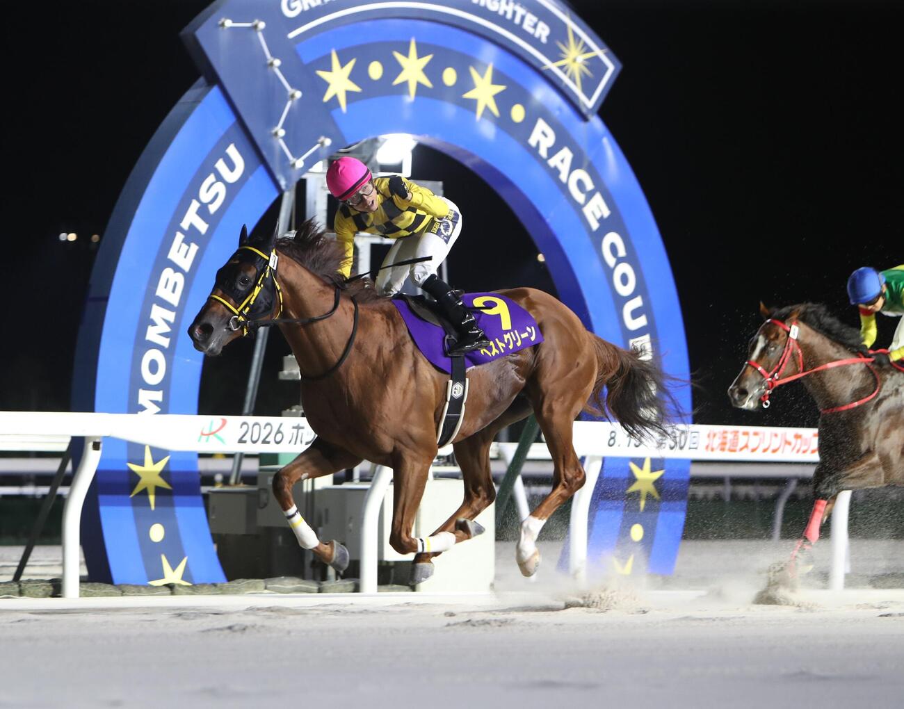 北海道スプリントカップを制した落合玄太騎手とベストグリーン