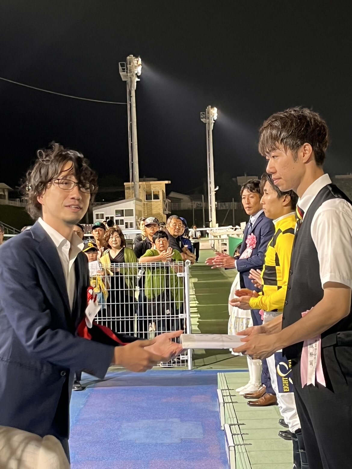 日刊スポーツ賞北海道スプリントCで関係者を表彰する日刊スポーツNEWSメディア事業本部公営戦略部の松田直樹次長（左）