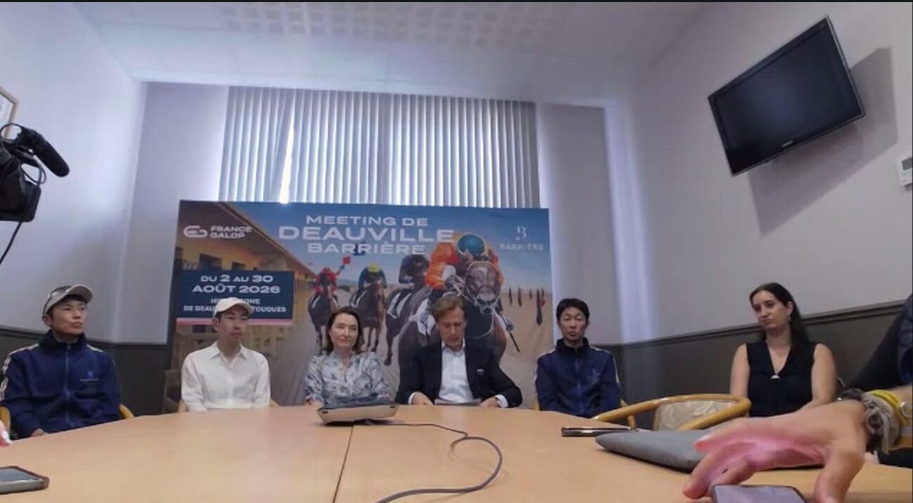 ドーヴィル競馬場で行われた共同会見に武豊騎手、田中博師、武井師が出席