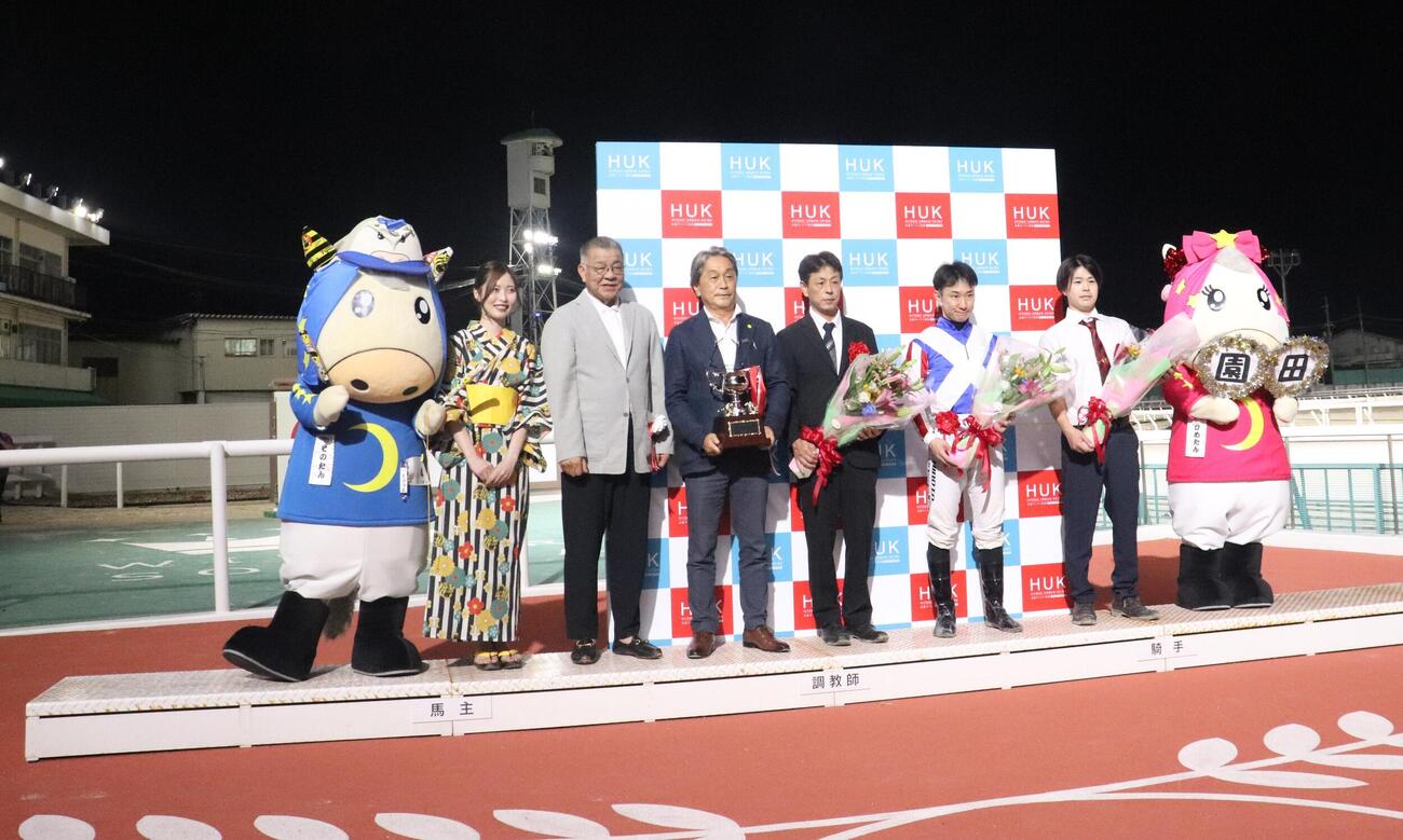摂津盃を制したオマツリオトコの関係者と表彰式プレゼンターを務めた元阪神の掛布雅之氏（左から3人目）