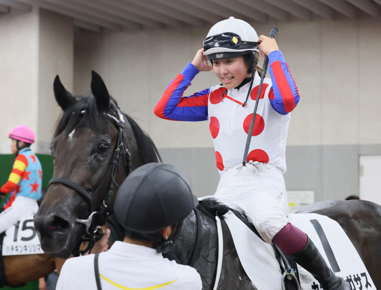 新潟2R、2歳牝馬限定の新馬戦を制したカナデルペガサスと今村聖奈騎手（撮影・丹羽敏通）