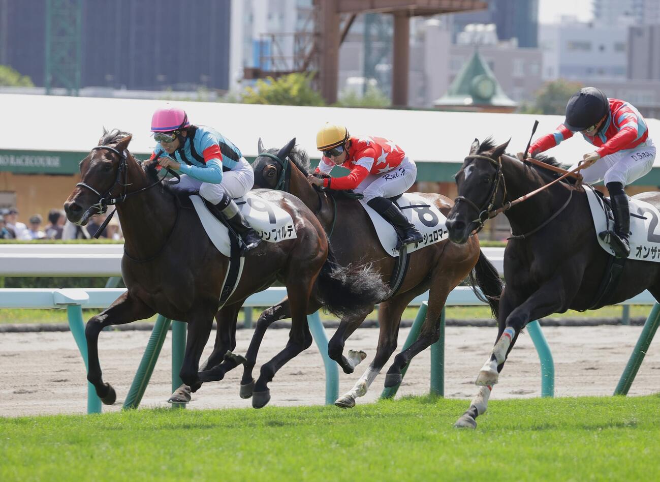 札幌2R2歳未勝利を制したレゾンフォルテ（左）