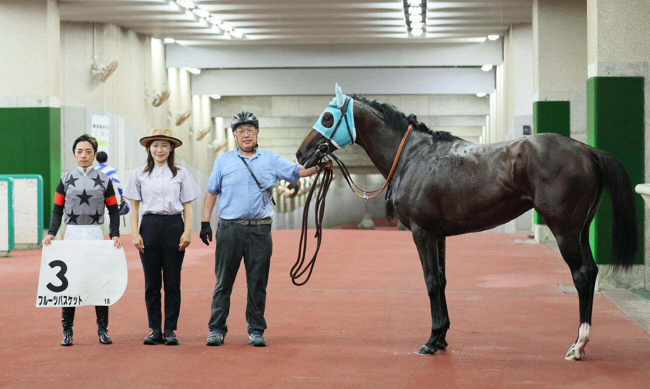 新潟1R、2歳未勝利戦を制したフルーツバスケットの口取りをする川田将雅騎手と前川恭子調教師（撮影・丹羽敏通）