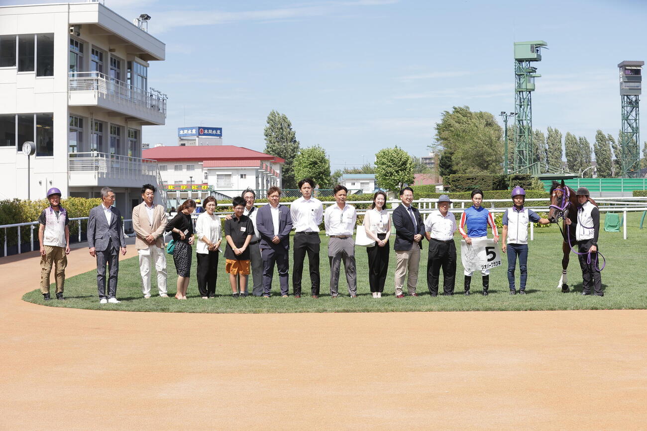 札幌5R、新馬戦を制し口取りに納まるジオパークカツキ