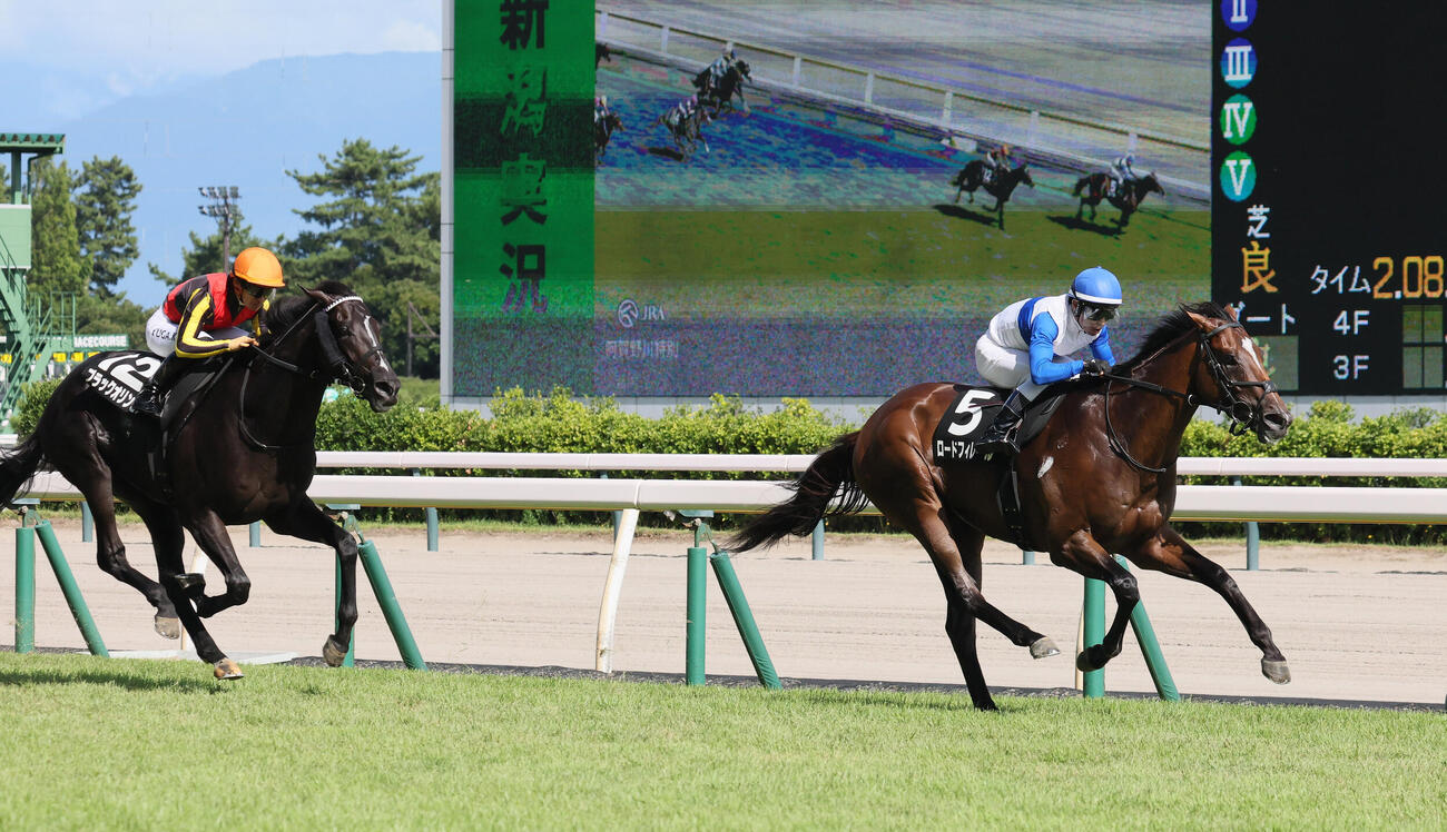 阿賀野川特別を制したロードフィレールと戸崎圭太騎手（右）。左は2着ブラックオリンピア