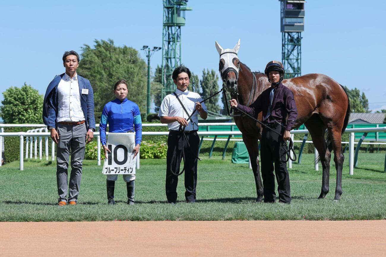 札幌1Rを勝利したブルーフリーディンと小林美駒騎手