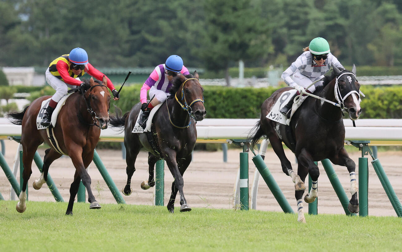 新潟4R、2歳新馬戦を制したトップレイアーと今村聖奈騎手（右）。左は2着ロインクロス（撮影・丹羽敏通）