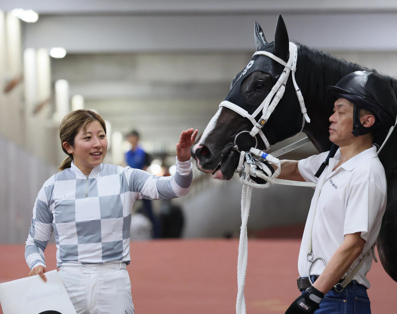 新潟4R、2歳新馬戦を制したトップレイアーをねぎらう今村聖奈騎手（撮影・丹羽敏通）