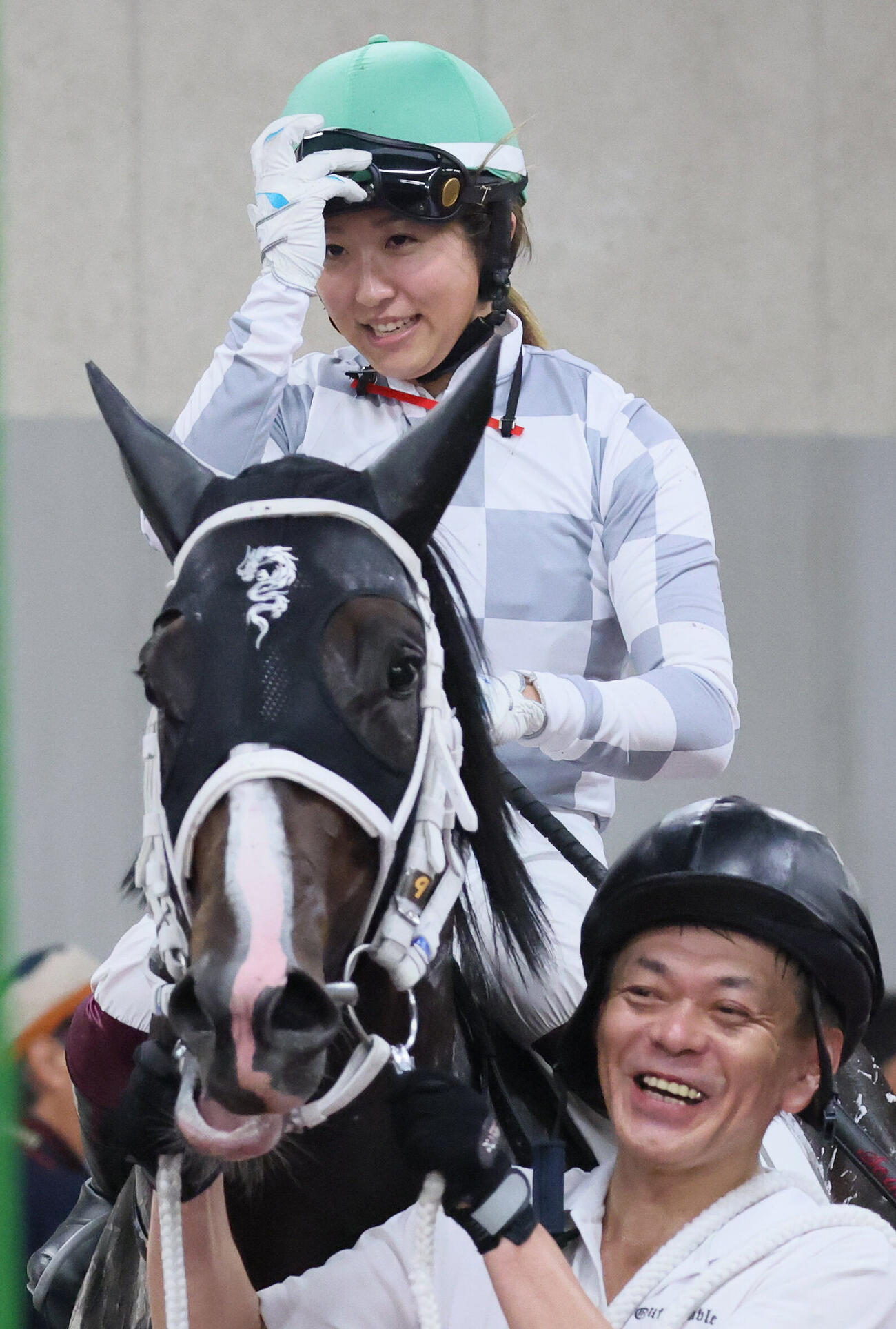 新潟4R、2歳新馬戦を制したトップレイアーと今村聖奈騎手（撮影・丹羽敏通）