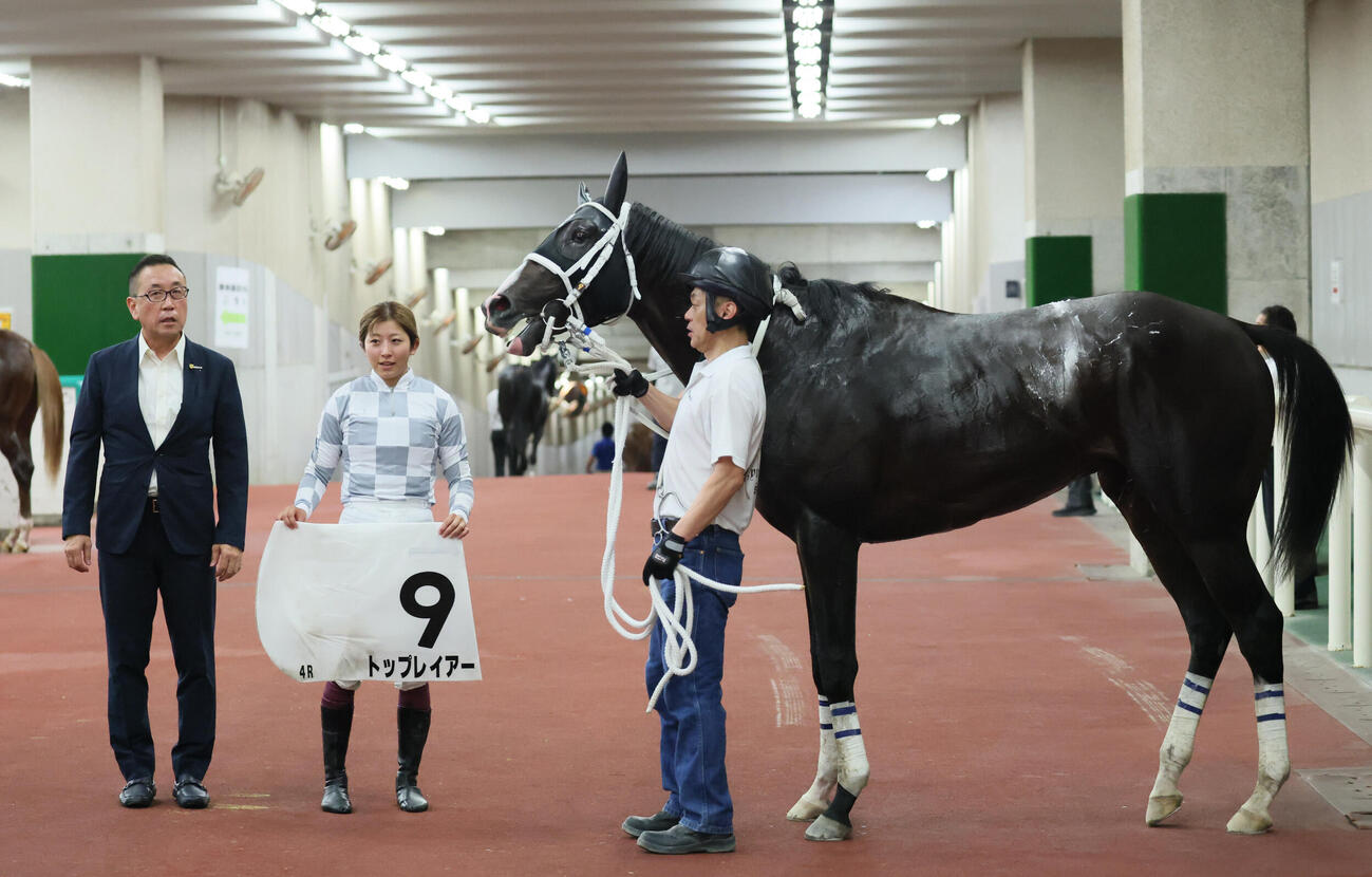 新潟4R、2歳新馬戦を制したトップレイアーの口取りをする今村聖奈騎手（撮影・丹羽敏通）