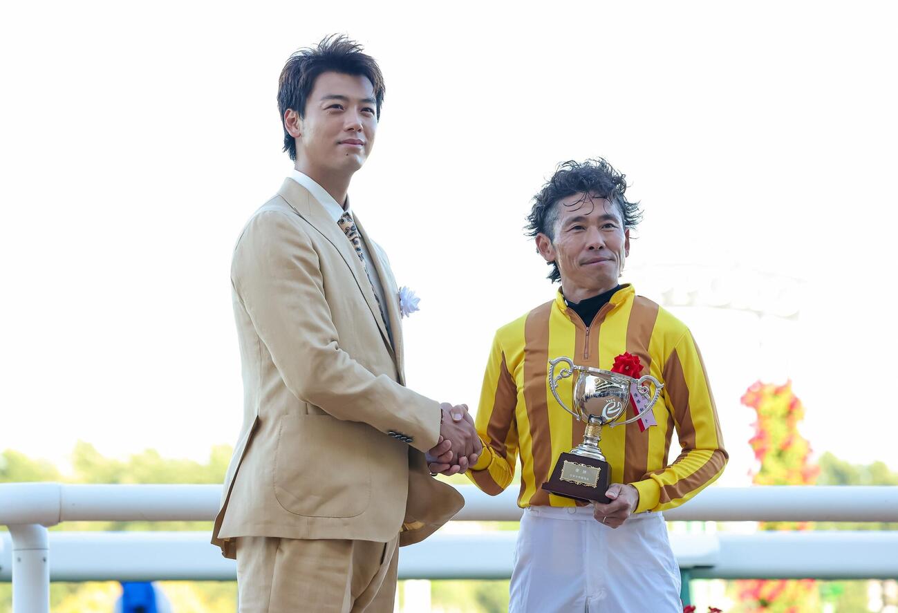 ゲストプレゼンターの竹内涼真と握手する古川吉洋騎手