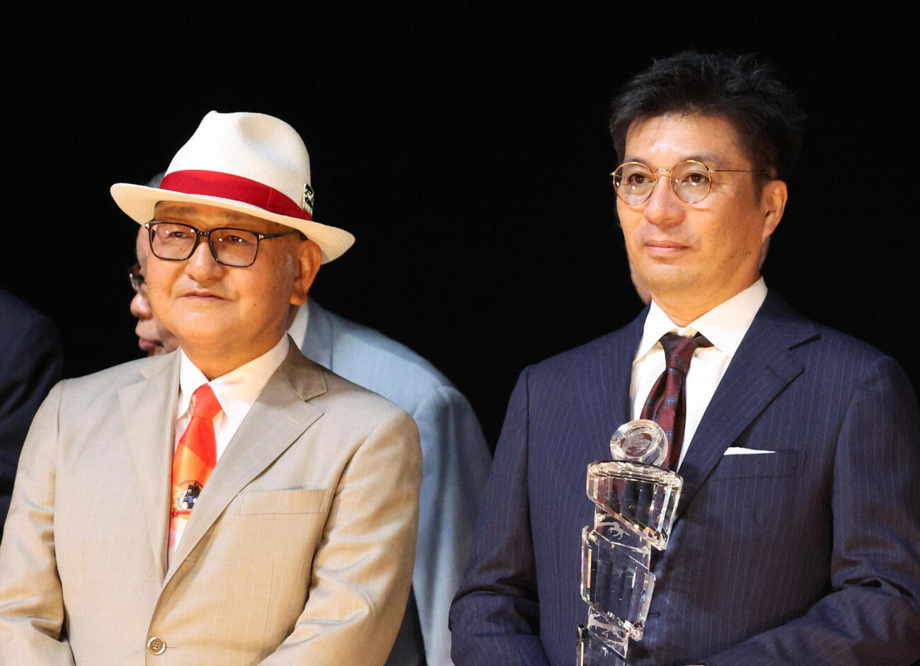 矢作芳人調教師（左）と藤田晋オーナー（2024年10月撮影）