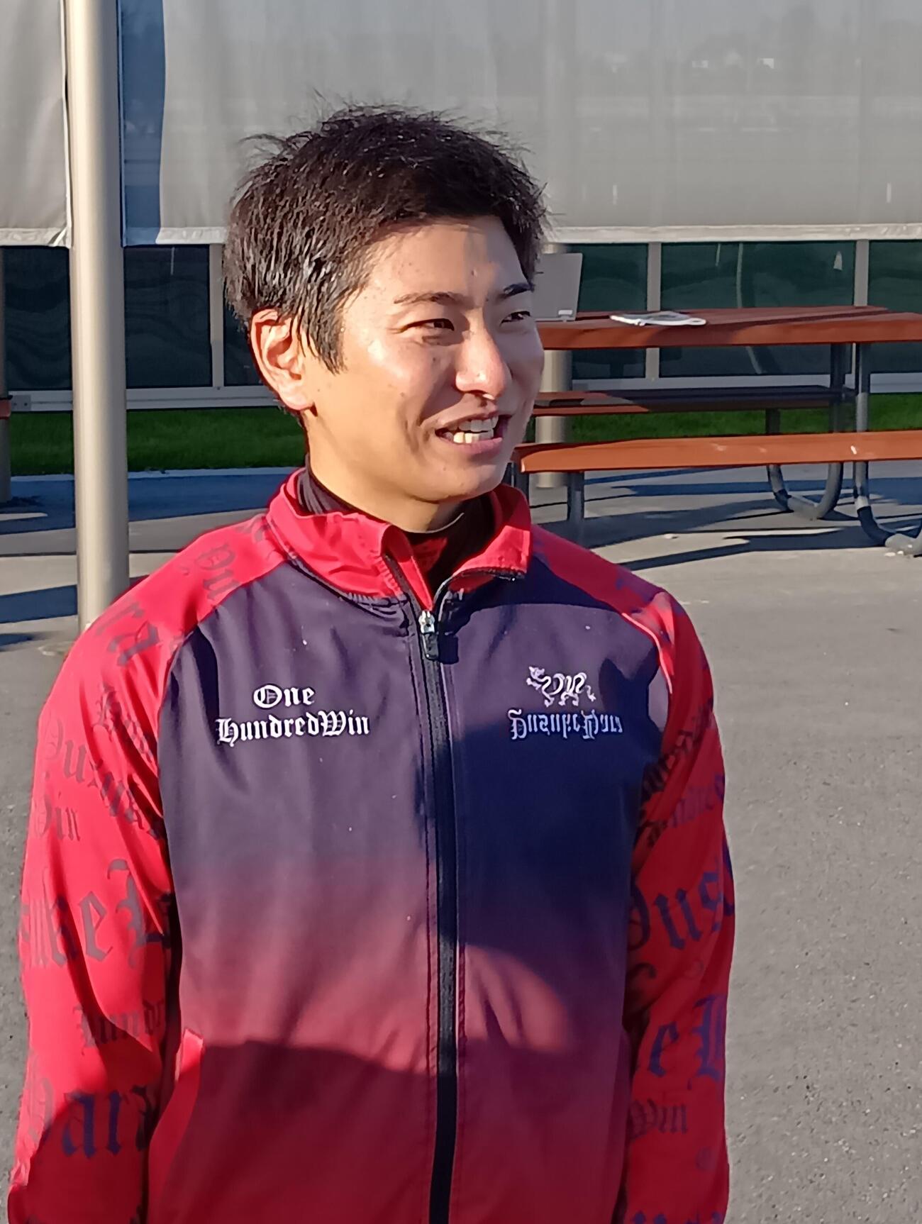 19日、美浦トレセンに元気な姿を見せた原優介騎手