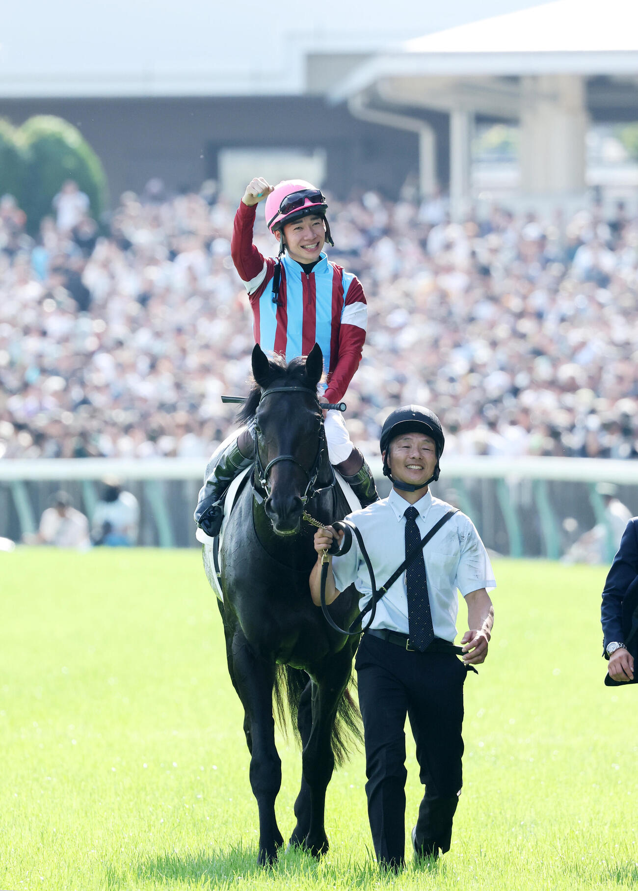 ダービーを制したロブチェンとガッツポーズする松山弘平騎手（2026年5月撮影）