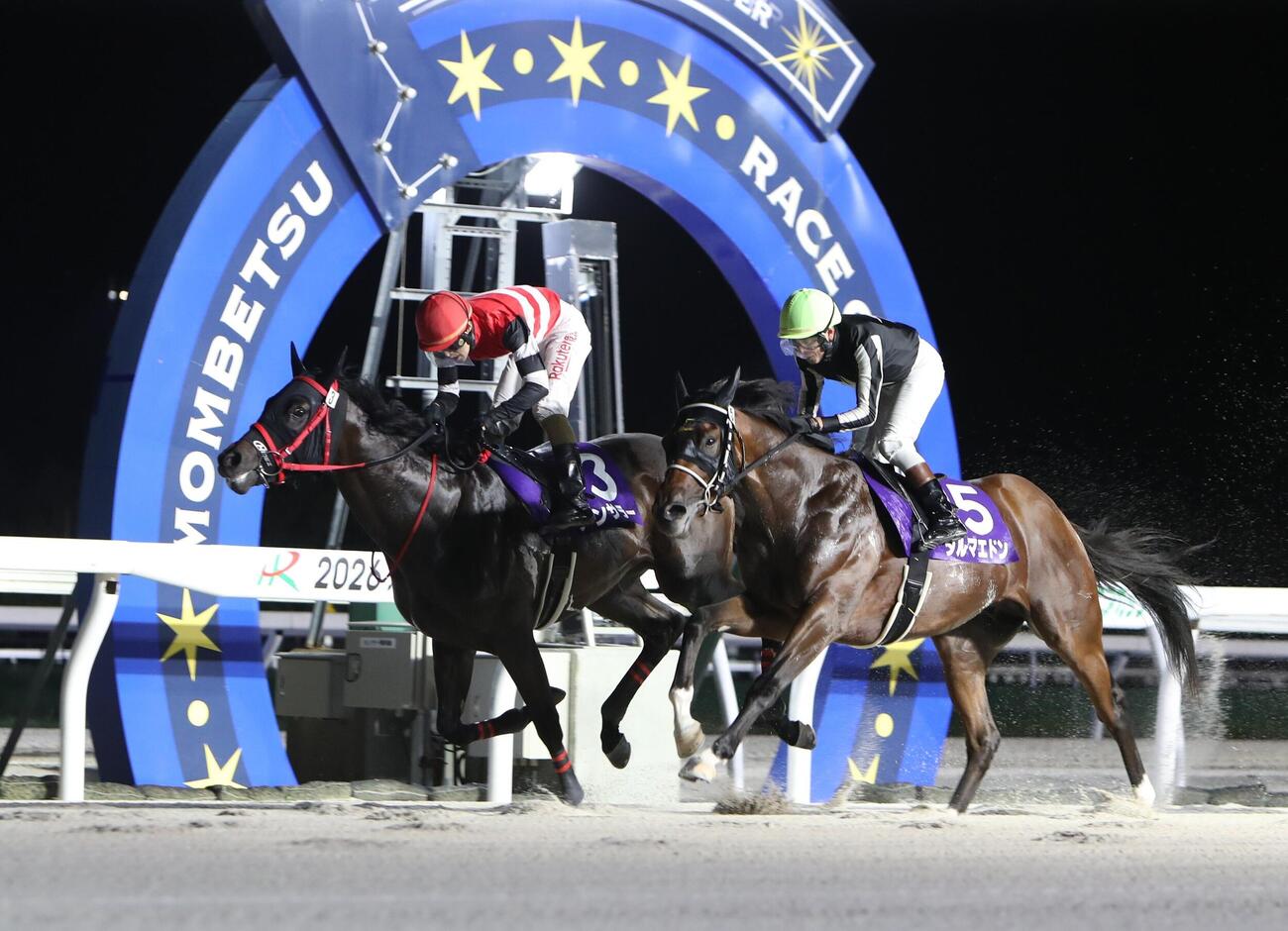 ブリーダーズゴールドジュニアCを逃げ切り勝ちしたアンサラー（騎手・桑村真明）