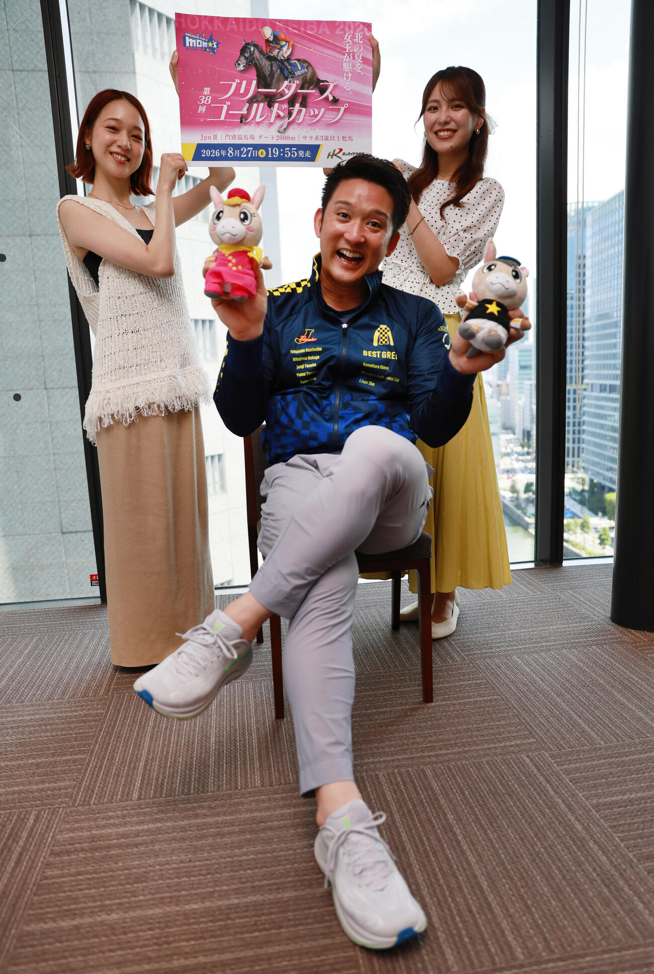 ホッカイドウ競馬大阪メディアキャラバンでブリーダーズゴールドカップのPRに来社した杉谷拳士氏（手前）と木村真穂さん（左）、mikuさん（撮影・宮崎幸一）