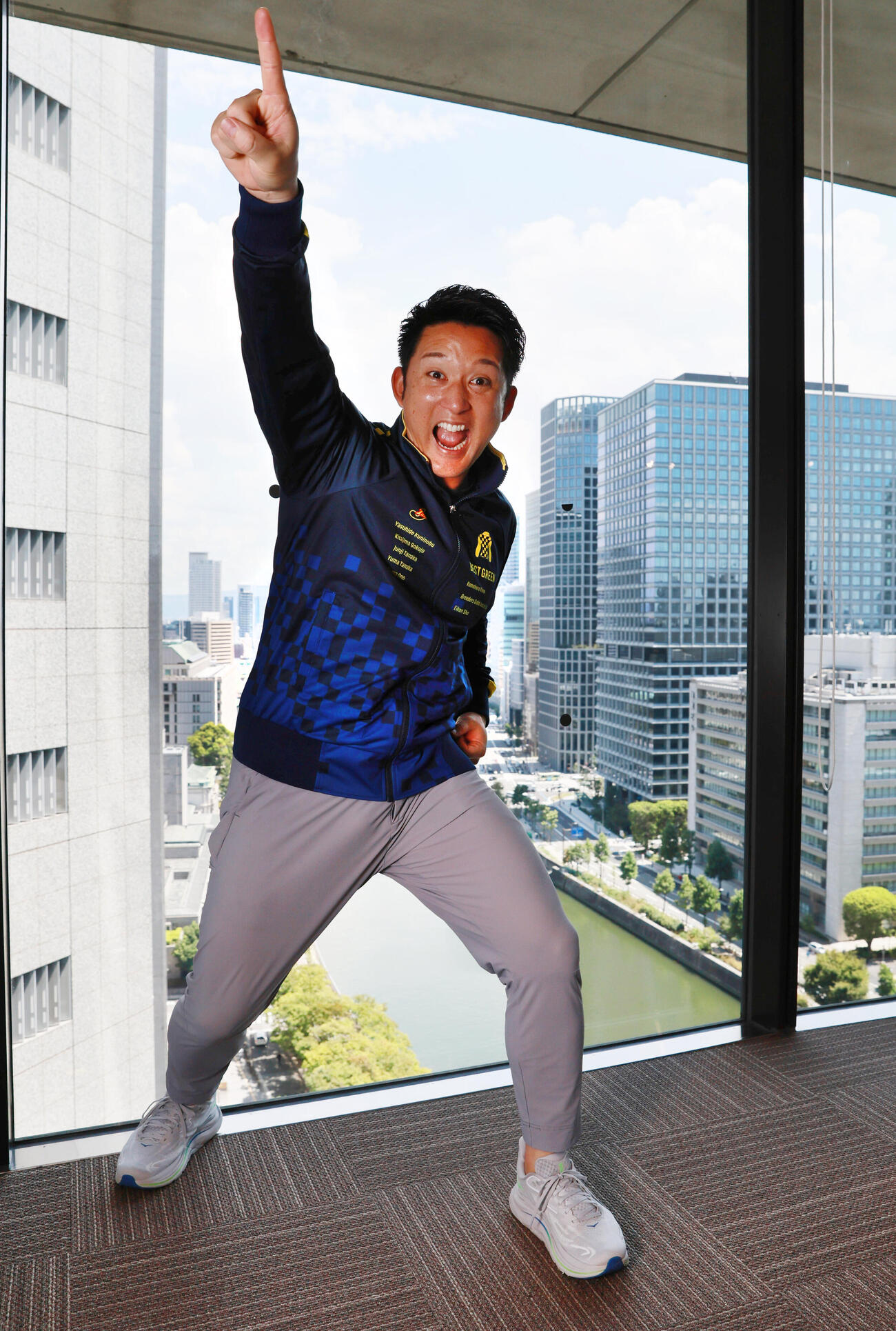 ホッカイドウ競馬大阪メディアキャラバンでブリーダーズゴールドカップのPRに来社した杉谷拳士氏（撮影・宮崎幸一）