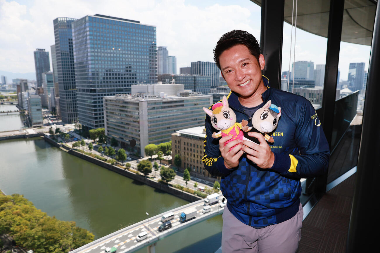 ホッカイドウ競馬大阪メディアキャラバンでブリーダーズゴールドカップのPRに来社した杉谷拳士氏（撮影・宮崎幸一）