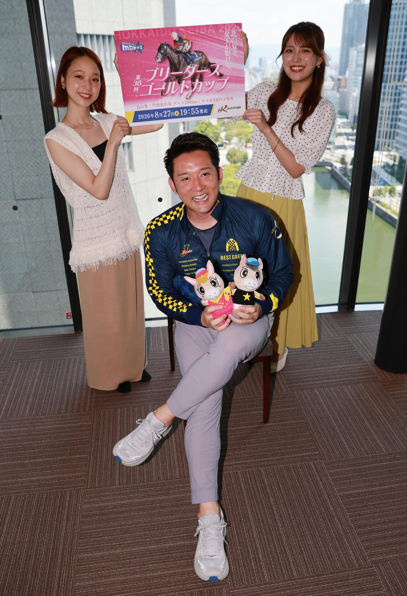 ホッカイドウ競馬大阪メディアキャラバンでブリーダーズゴールドカップのPRに来社した杉谷拳士氏（手前）と木村真穂さん（左）、mikuさん（撮影・宮崎幸一）