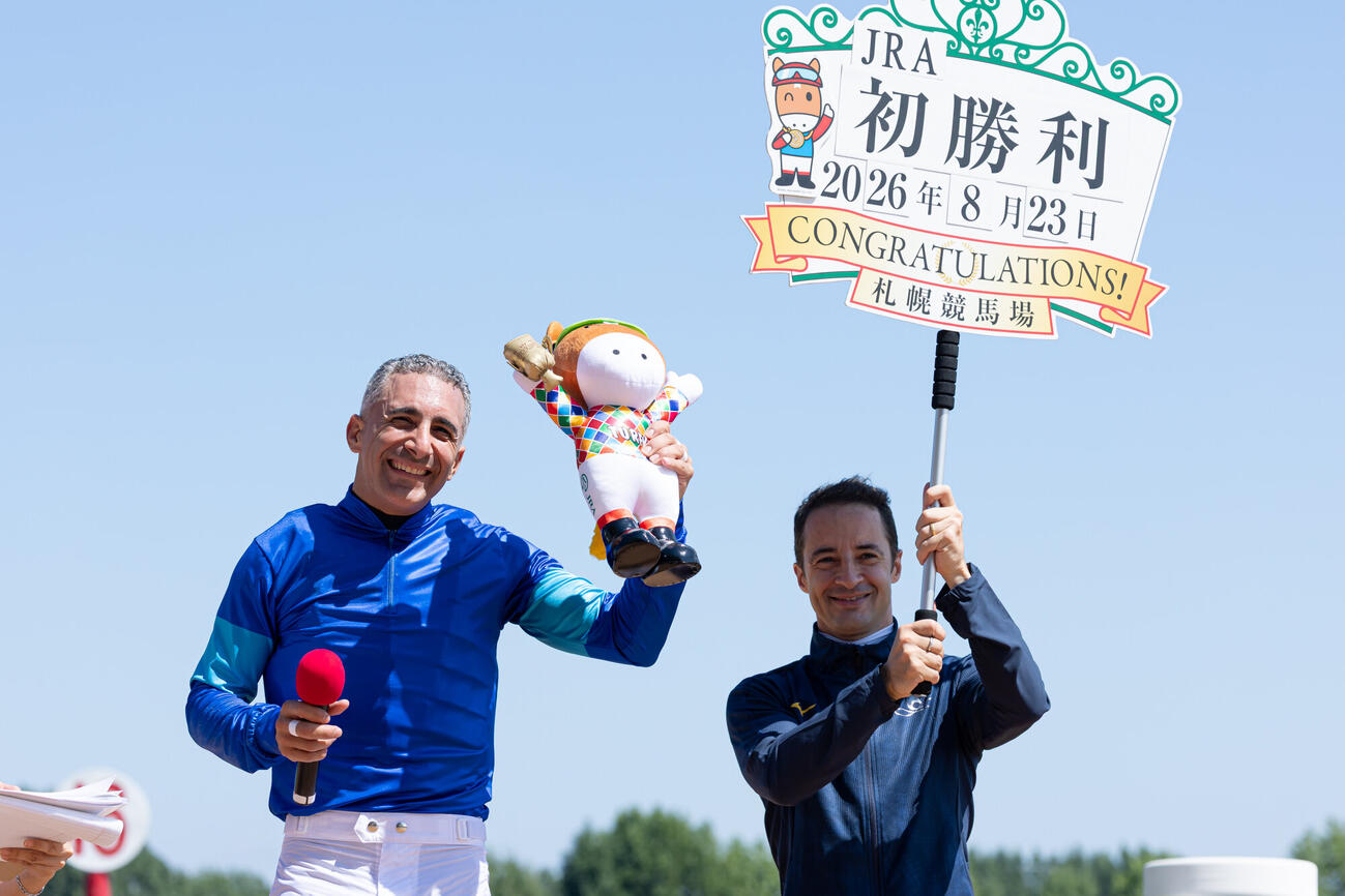 札幌3Rを制しJRA初勝利を挙げたR・ヘルナンデス騎手（左）