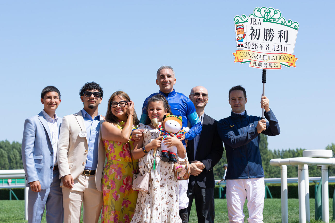 札幌3Rを制しJRA初勝利を挙げたR・ヘルナンデス騎手（中央）は家族と記念写真に納まる