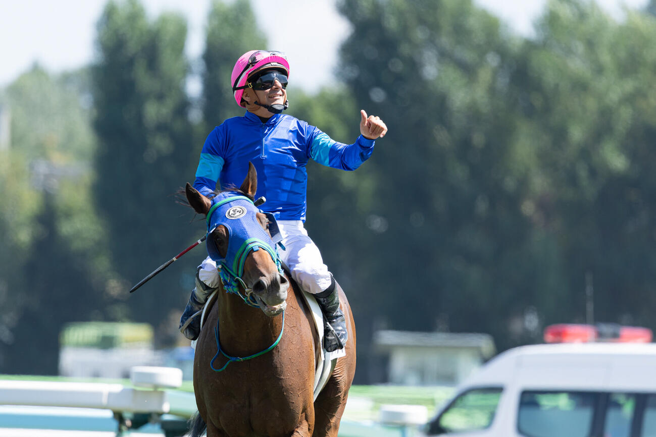 札幌3R、3歳未勝利を勝ち上がったファイアリービートとR・ヘルナンデス騎手