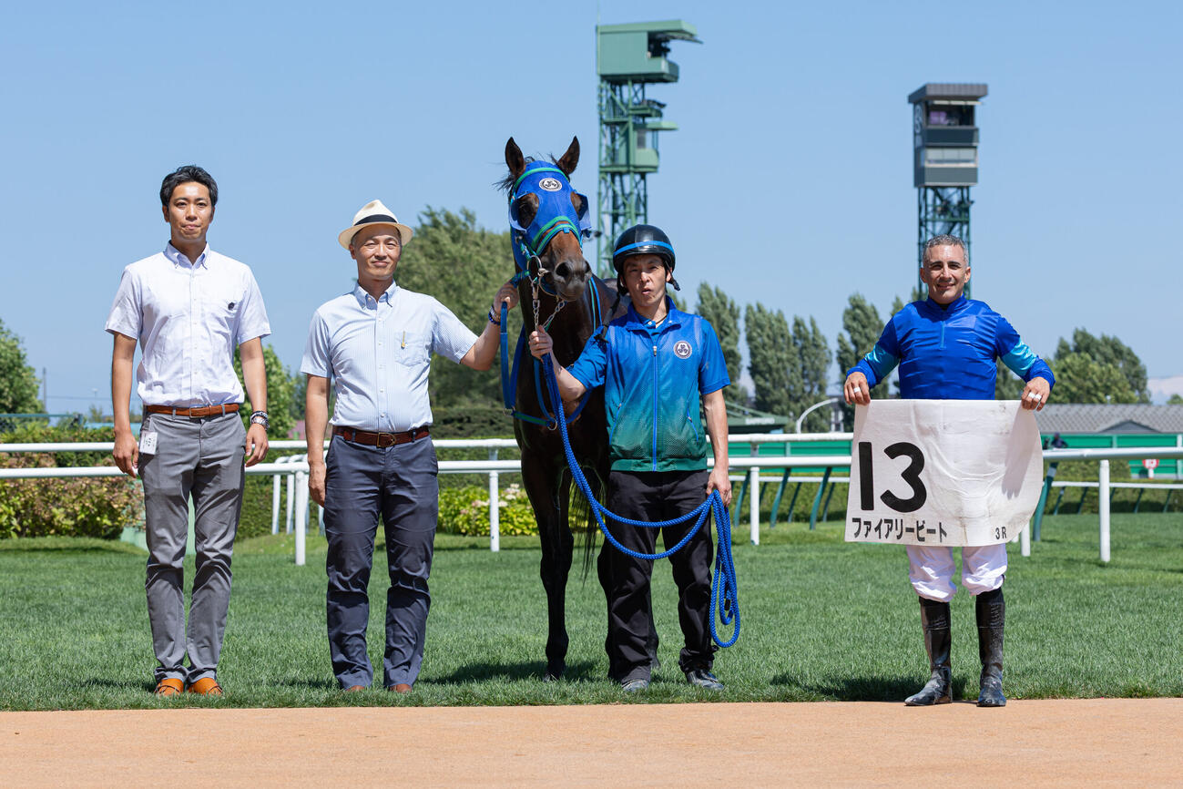 札幌3R、3歳未勝利を勝ち上がったファイアリービートと口取りに納まるR・ヘルナンデス騎手