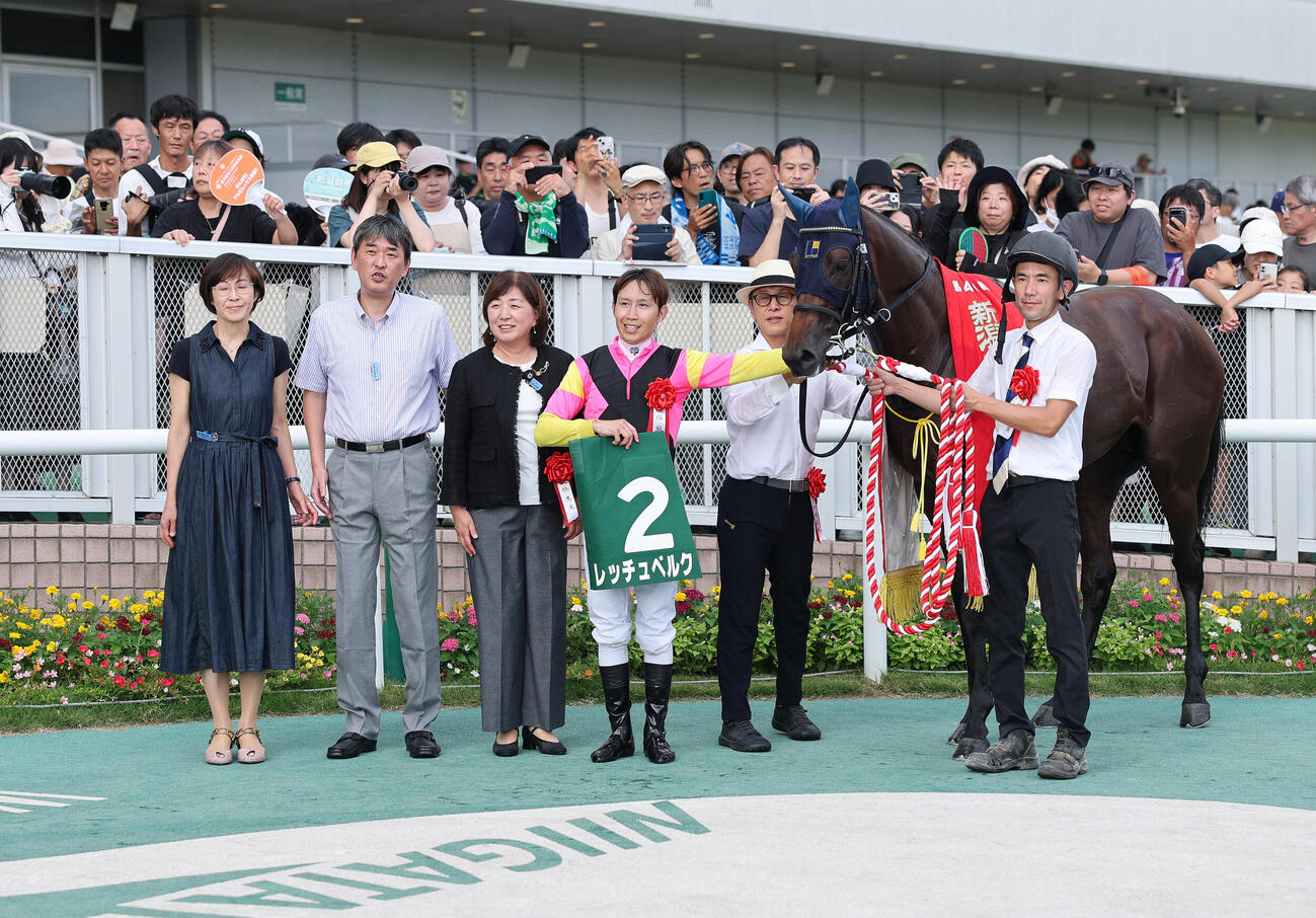 新潟2歳Sを制したレッチュベルクと田辺裕信騎手（撮影・鈴木正人）