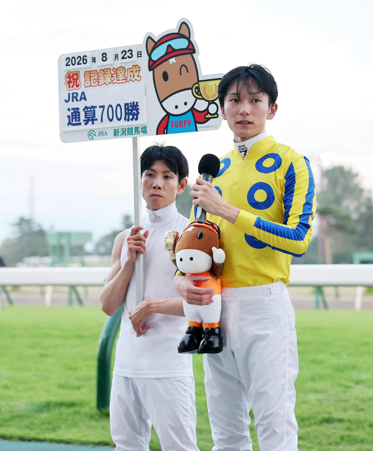 JRA通算700勝を達成した坂井瑠星騎手（撮影・鈴木正人）