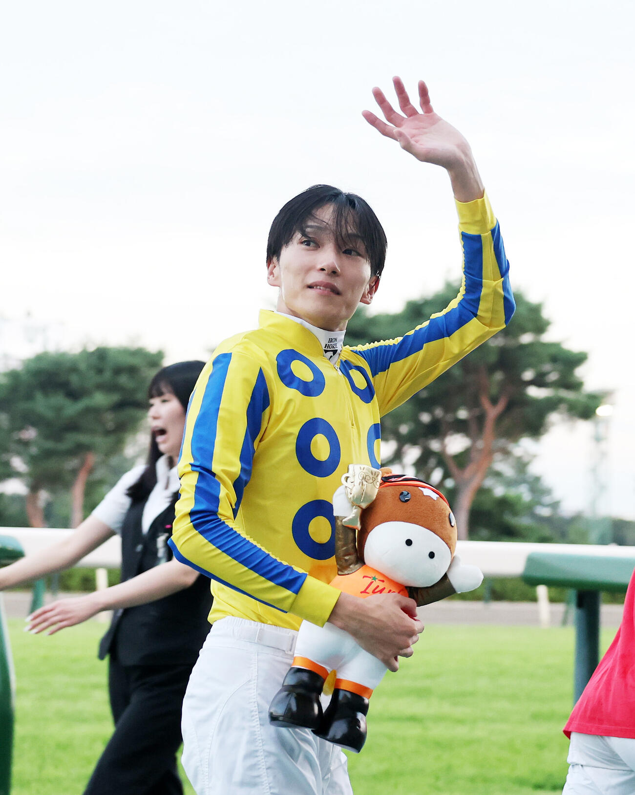 JRA通算700勝を達成しファンに手を振り引き揚げる坂井瑠星騎手（撮影・鈴木正人）