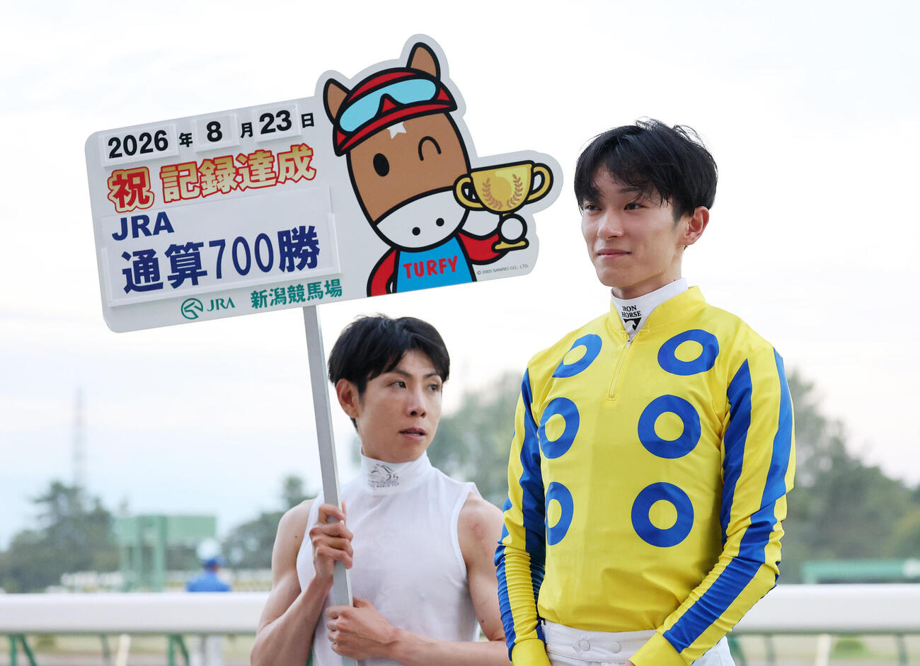 JRA通算700勝を達成した坂井瑠星騎手（撮影・鈴木正人）