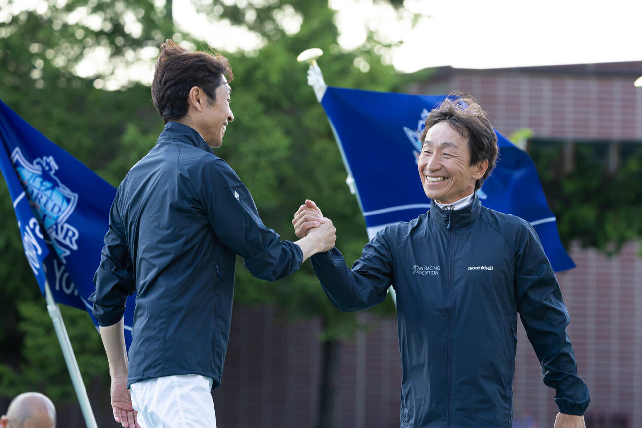 武豊騎手（左）と手を取り喜ぶ横山典弘騎手