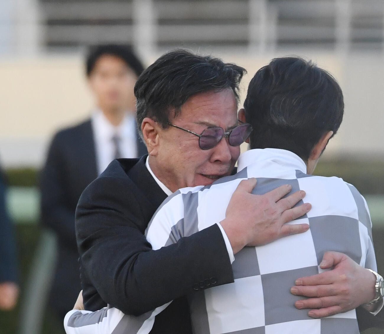 23年有馬記念を制し武豊騎手と抱き合う松島正昭オーナーは感無量