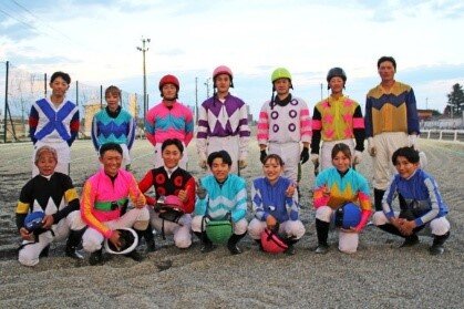ばんえいJRAジョッキーDAYに出場した騎手の集合写真（提供：ばんえい十勝）